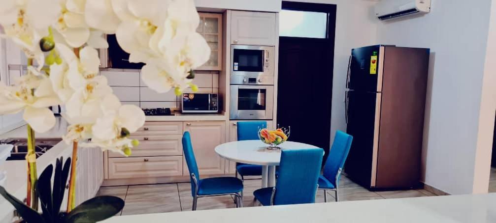Bertha'S Court D-Plus Apartments Dzorwulu エクステリア 写真
