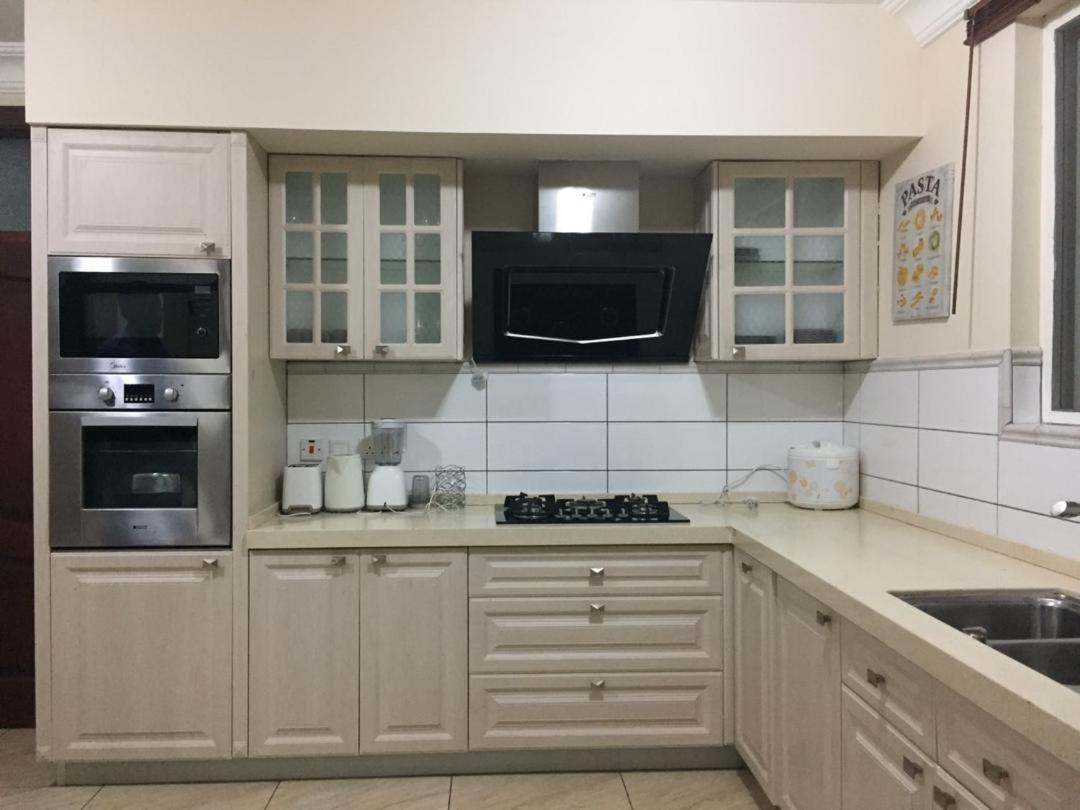 Bertha'S Court D-Plus Apartments Dzorwulu エクステリア 写真